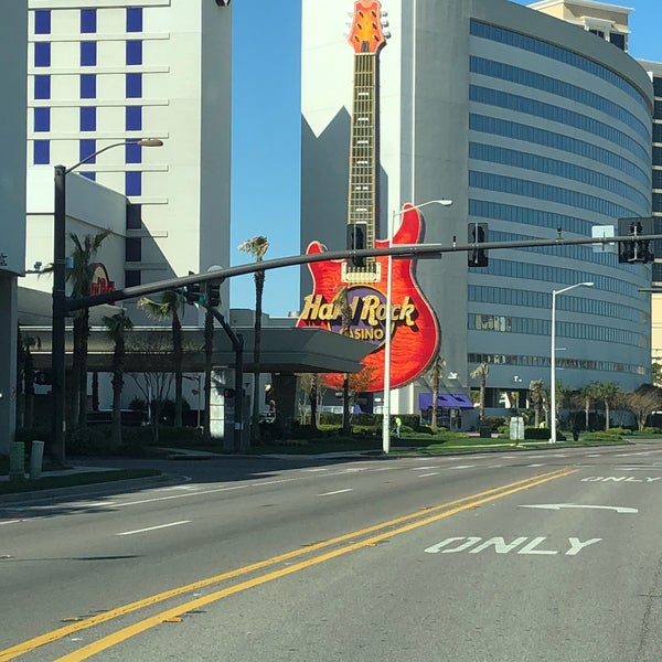 Foto diambil di Hard Rock Hotel &amp; Casino Biloxi oleh Heidi J. pada 3/14/2018