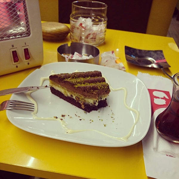 Das Foto wurde bei Cafe Junior von Sevda Ö. am 10/31/2014 aufgenommen