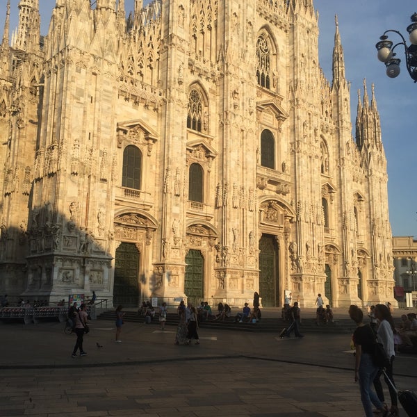 รูปภาพถ่ายที่ Duomo di Milano โดย Nevra เมื่อ 6/23/2017