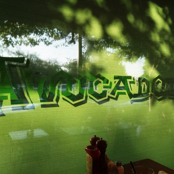 Снимок сделан в Avocados Restaurant пользователем ERIC 9/23/2017