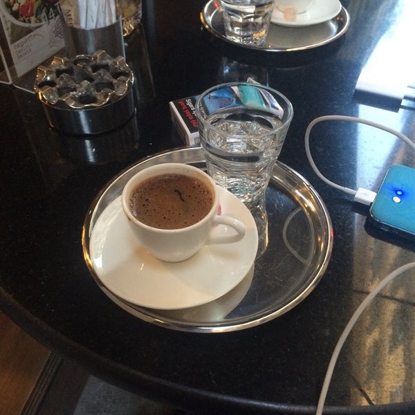 Das Foto wurde bei Lattas Coffee von Kapalı Hesap am 10/1/2016 aufgenommen