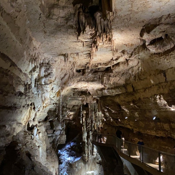 Foto diambil di Natural Bridge Caverns oleh Leah pada 9/6/2020