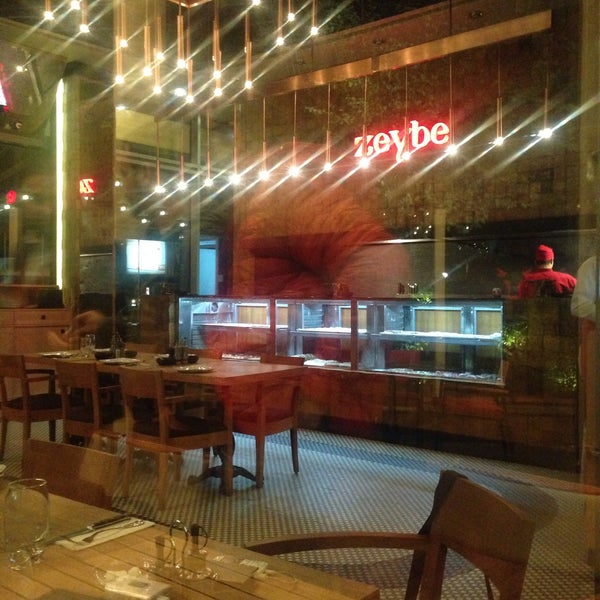 รูปภาพถ่ายที่ zeybe restaurant โดย Zy เมื่อ 11/9/2015