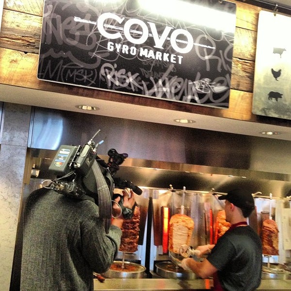 รูปภาพถ่ายที่ Covo Gyro Market โดย Marcus L. เมื่อ 4/10/2013