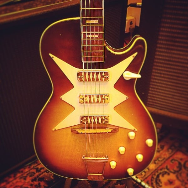 Foto diambil di Retrofret Vintage Guitars oleh John L. pada 7/30/2014