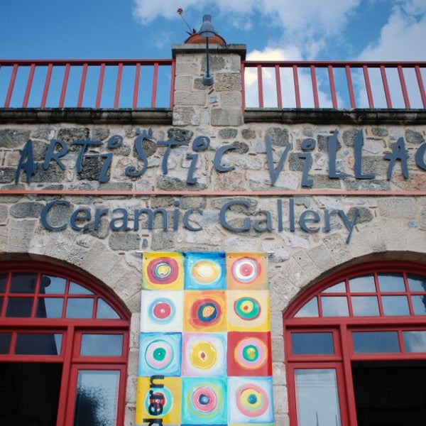 รูปภาพถ่ายที่ Artistic Village Contemporary Art (Art Gallery &amp; Museum of Ceramic Art) โดย Giannis S. เมื่อ 4/13/2014