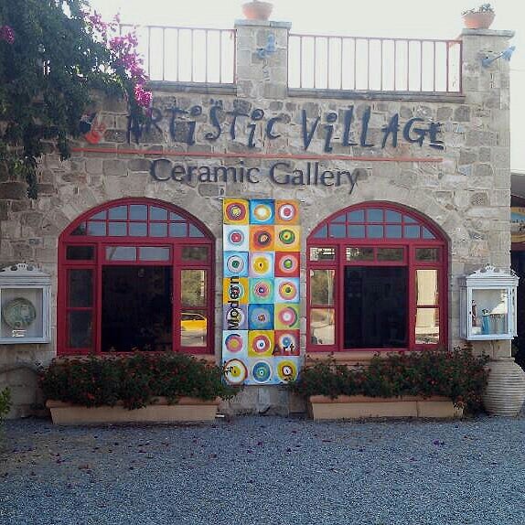 รูปภาพถ่ายที่ Artistic Village Contemporary Art (Art Gallery &amp; Museum of Ceramic Art) โดย Giannis S. เมื่อ 5/1/2014