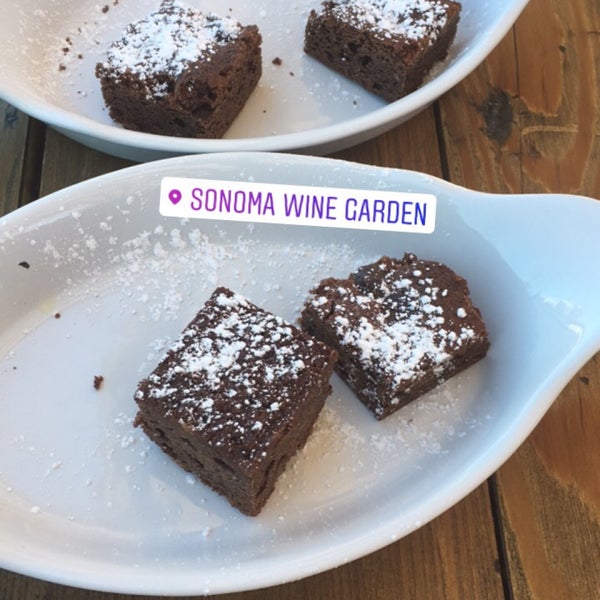 รูปภาพถ่ายที่ Sonoma Wine Garden โดย Amy เมื่อ 4/29/2017