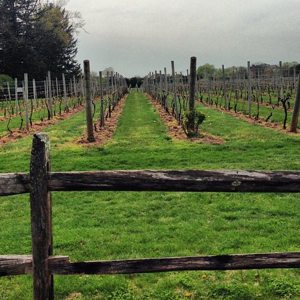 Das Foto wurde bei Crossing Vineyards and Winery von Mallorie R. am 4/28/2013 aufgenommen