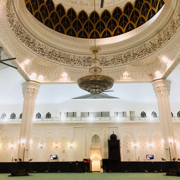 Photo taken at Masjid KLIA (Sultan Abdul Samad Mosque) by Fatini on 10/2/2019