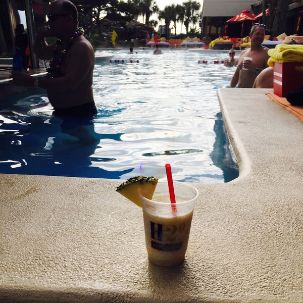 Foto tirada no(a) H2o Pool + Bar at The San Luis Resort por Esra em 1/30/2016