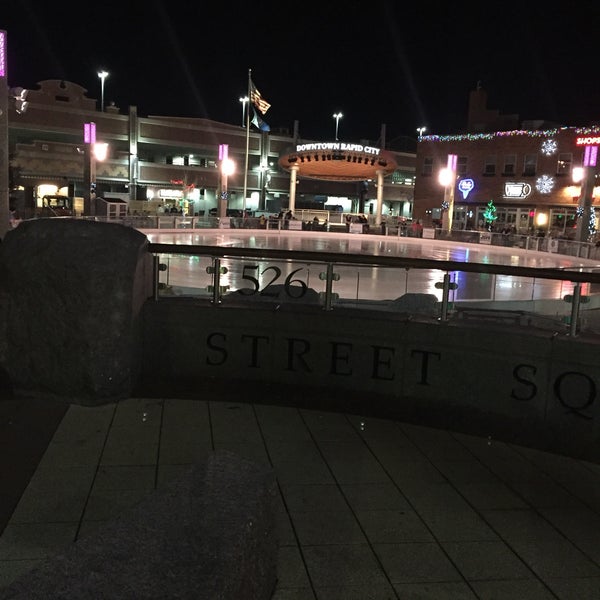 รูปภาพถ่ายที่ Main Street Square โดย Teri เมื่อ 11/24/2017