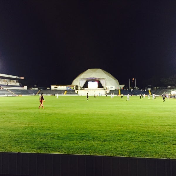 รูปภาพถ่ายที่ Estadio Altamira โดย Gabriel g. เมื่อ 2/4/2015