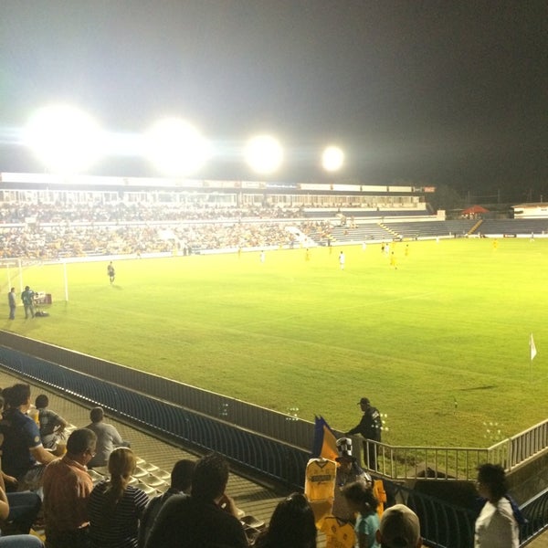 รูปภาพถ่ายที่ Estadio Altamira โดย Gabriel g. เมื่อ 8/7/2014