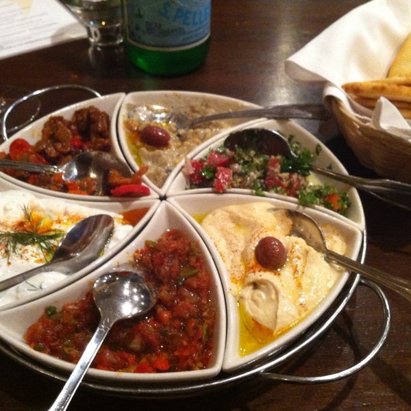 11/3/2013 tarihinde XplorMor International N.ziyaretçi tarafından A La Turca Mediterranean Cuisine'de çekilen fotoğraf
