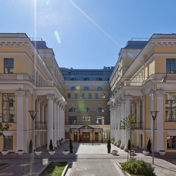 Das Foto wurde bei The Official State Hermitage Hotel von Официальная Гостиница Государственного Эрмитажа am 7/23/2013 aufgenommen