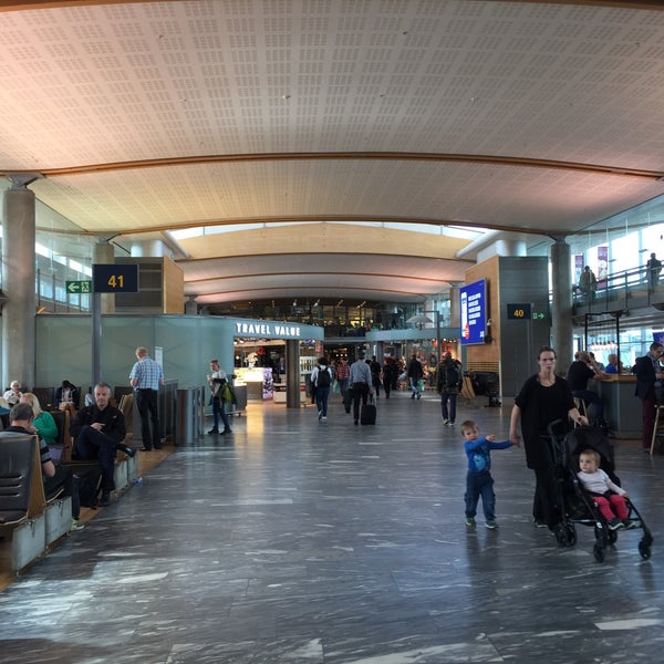 รูปภาพถ่ายที่ Oslo Airport (OSL) โดย Morten M. เมื่อ 9/4/2015