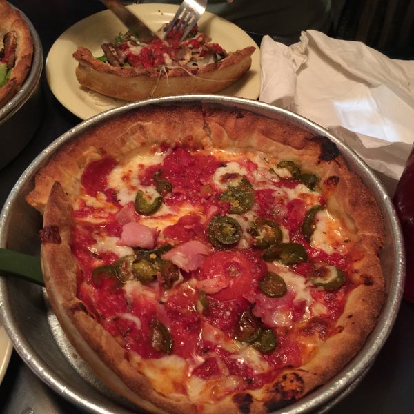 รูปภาพถ่ายที่ Star Pizza โดย Bryce G. เมื่อ 6/12/2015