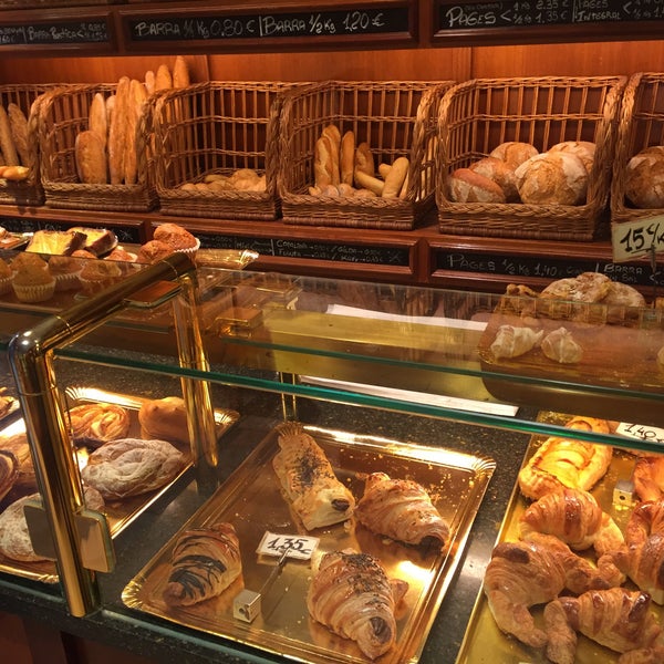 Пекарня метро. Пекарня на бауманской. Пекарня с улицы. Кафе хлеб насущный москва. Магазинная выпечка.