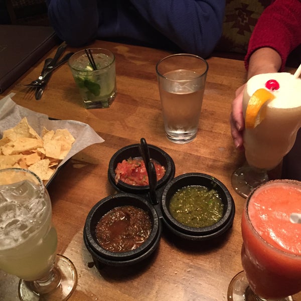 Foto scattata a Mi Casa Mexican Restaurant &amp; Cantina da Twyla N. il 1/7/2015
