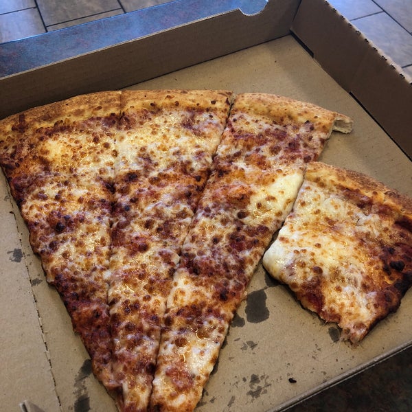 Снимок сделан в Pizza Zone &#39;N&#39; Grill пользователем JC 2/4/2018