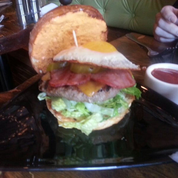 Foto scattata a Smokey Burger Organic da mitch b. il 4/5/2014