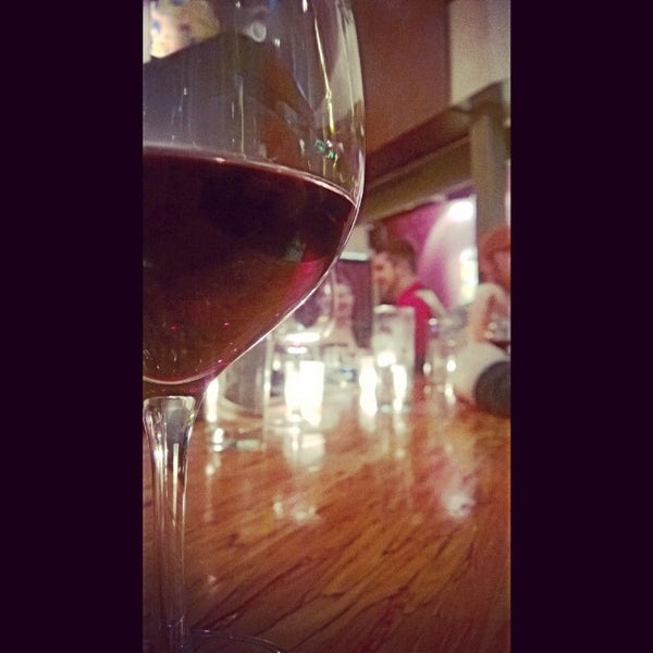 Photo prise au Poco Wine + Spirits par Chase T. le4/27/2014