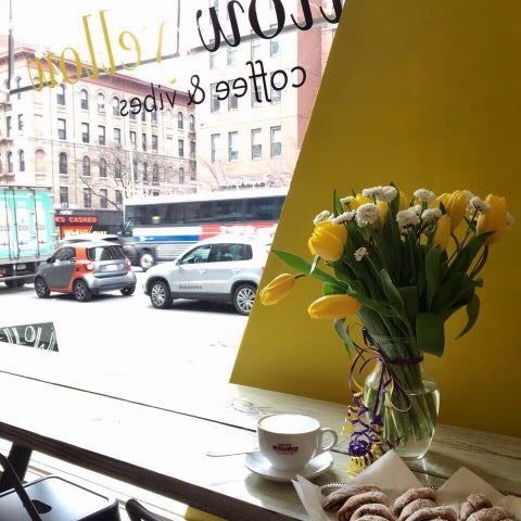 Das Foto wurde bei Mellow Yellow - coffee &amp; vibes von Dina N. am 2/26/2017 aufgenommen