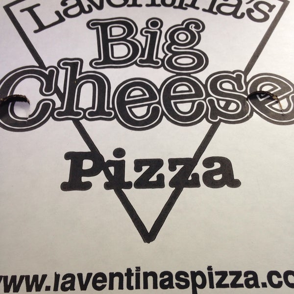 Photo prise au Laventina&#39;s Big Cheese Pizza par Stephanie 👑 le12/18/2014