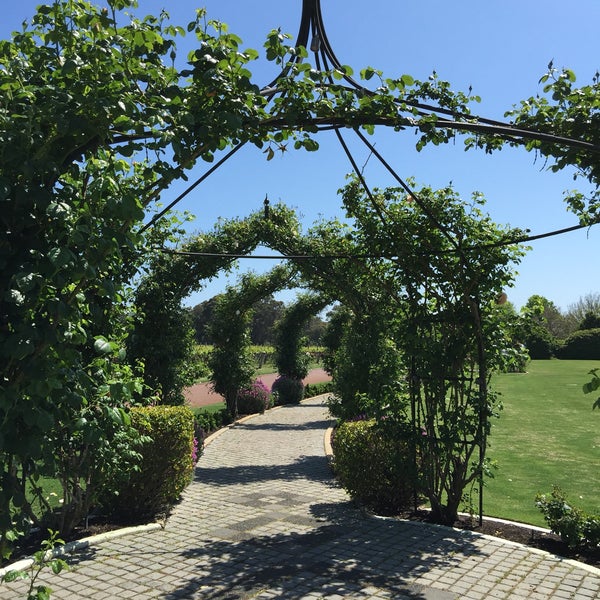 Lovely winery with a beautiful rose garden.  Their garden is awesome and love their Sémillon.  Their restaurant has also good review but didn't have chance try.