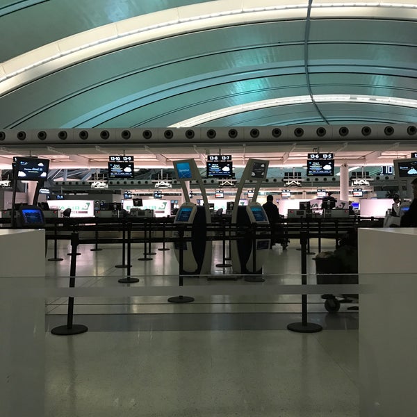 1/13/2017 tarihinde Vachira J.ziyaretçi tarafından Toronto Pearson Uluslararası Havalimanı (YYZ)'de çekilen fotoğraf