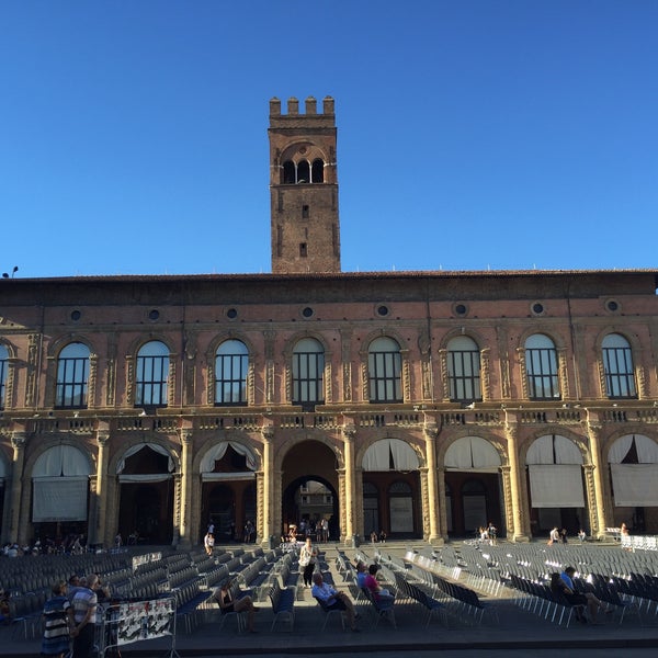 Снимок сделан в Piazza Maggiore пользователем Ъ 🇦🇺🇪🇺🇷🇴🇲🇩 7/17/2016