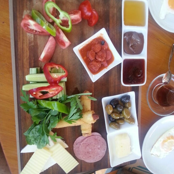 Das Foto wurde bei Shaka Restaurant Bar &amp; Cafe von Yağmur Y. am 8/1/2013 aufgenommen
