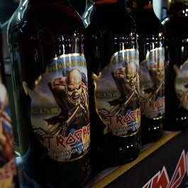 Μπύρες από όλο τον κόσμο. Αρκετά μεγάλη ποικιλία στα είδη. Εδώ θα βρείτε την Trooper, την μπύρα των Iron Maiden.
