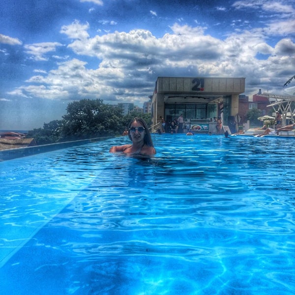Photo taken at SKYFALL Infinity Pool &amp; Terrace by Нефи М. on 7/30/2016