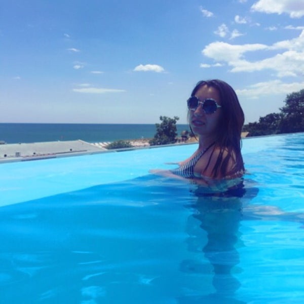 Photo taken at SKYFALL Infinity Pool &amp; Terrace by Нефи М. on 7/20/2016