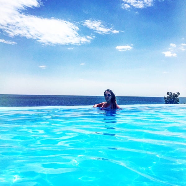 Photo taken at SKYFALL Infinity Pool &amp; Terrace by Нефи М. on 7/27/2016