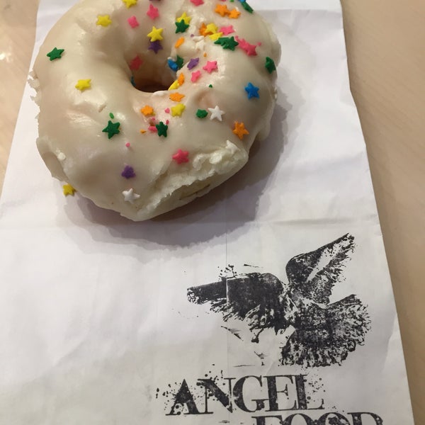 Foto diambil di Angel Food Bakery &amp; Coffee Bar oleh Kris L. pada 8/5/2016