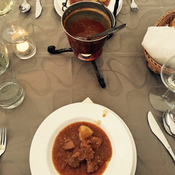 Das Foto wurde bei Güjžina - The Soul of Pannonia Restaurant von Milica P. am 7/2/2015 aufgenommen