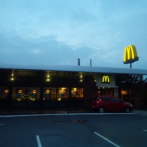 รูปภาพถ่ายที่ McDonald&#39;s โดย Ronald เมื่อ 5/27/2014