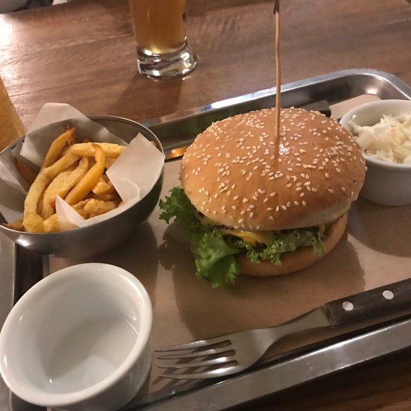 รูปภาพถ่ายที่ Burger Joint โดย Aytug Hso 👀 เมื่อ 11/28/2019