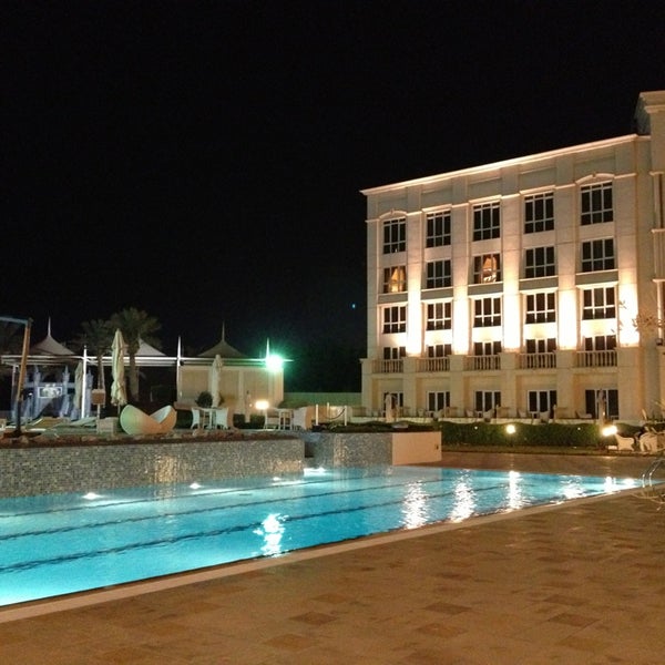 Very good hotel for conferences & events. Spacious ballrooms & halls. Classical design. Clean & welcoming. Has several private areas near by the pool for family or corporate gatherings. فندق ممتاز