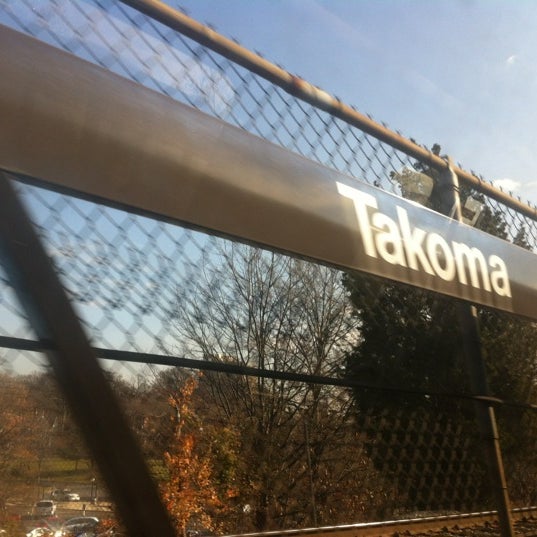 Foto tirada no(a) Takoma Metro Station por Armie em 12/3/2012