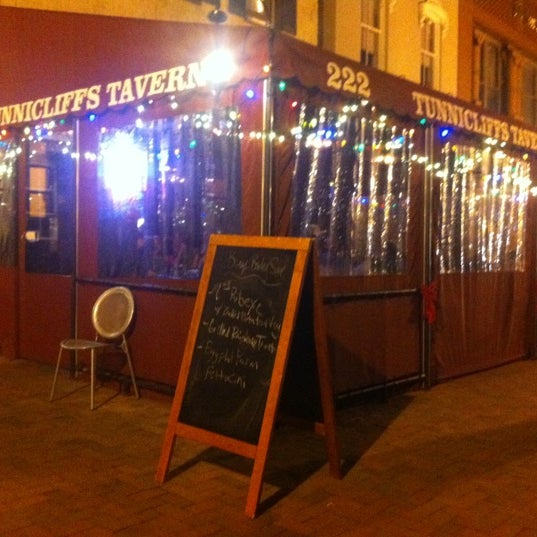 รูปภาพถ่ายที่ Tunnicliff&#39;s Tavern โดย Armie เมื่อ 12/14/2012