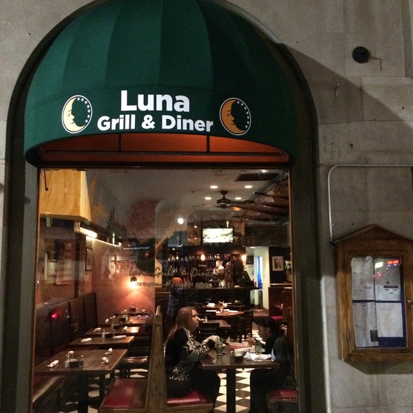 Foto scattata a Luna Grill &amp; Diner da Armie il 11/2/2015