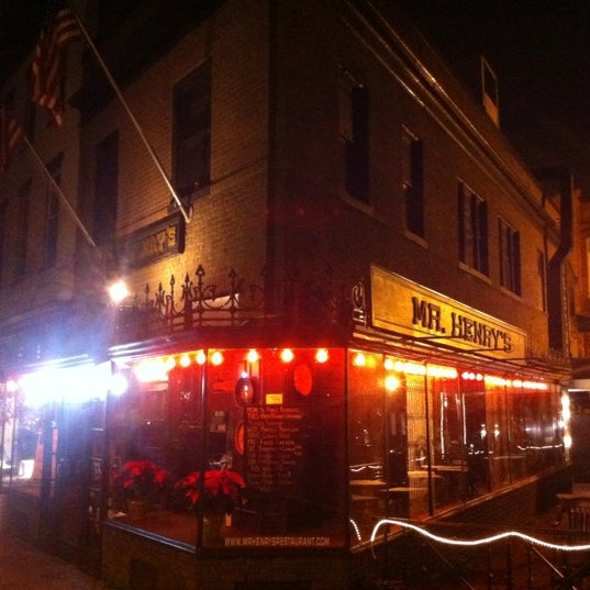 Foto tirada no(a) Mr. Henry&#39;s Restaurant por Armie em 12/8/2012