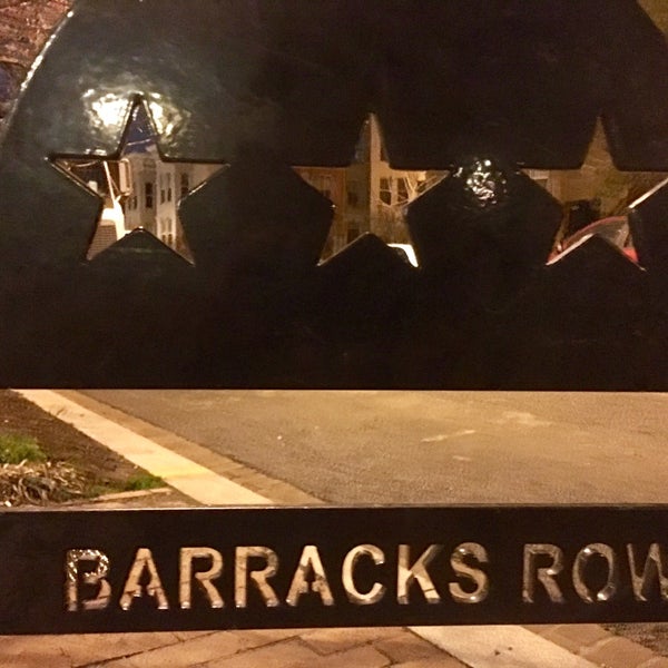 Foto tirada no(a) Barracks Row por Armie em 3/10/2017