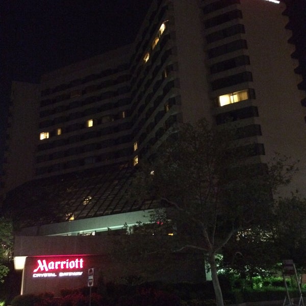 รูปภาพถ่ายที่ Crystal Gateway Marriott โดย Armie เมื่อ 5/23/2015