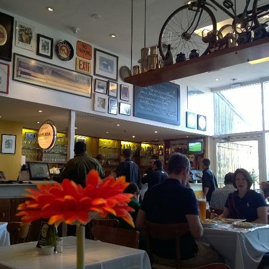 Foto diambil di In House Café Bistrô oleh Carlos S. pada 10/19/2014