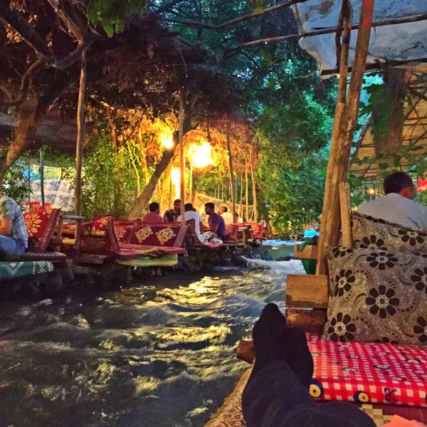 Das Foto wurde bei Beyaz Su Nebi Usta&#39;nın Yeri Dicle Restoran von Uğur Nasıroğlu am 7/12/2015 aufgenommen